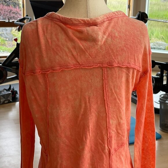 WE The Free Salmon Casual Top ~ Runs Like A Medium - Picture 6 of 8